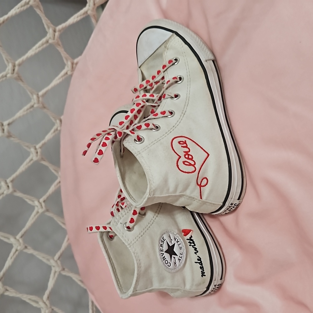 Girls Converse size 1.5